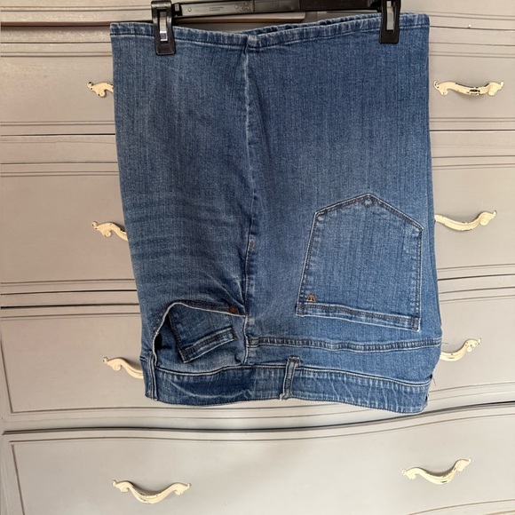 Wit & Wisdom Pants - Comfortable! Wit & Wisdom high-rise jeans shorts. Size 20W. Very good condition.